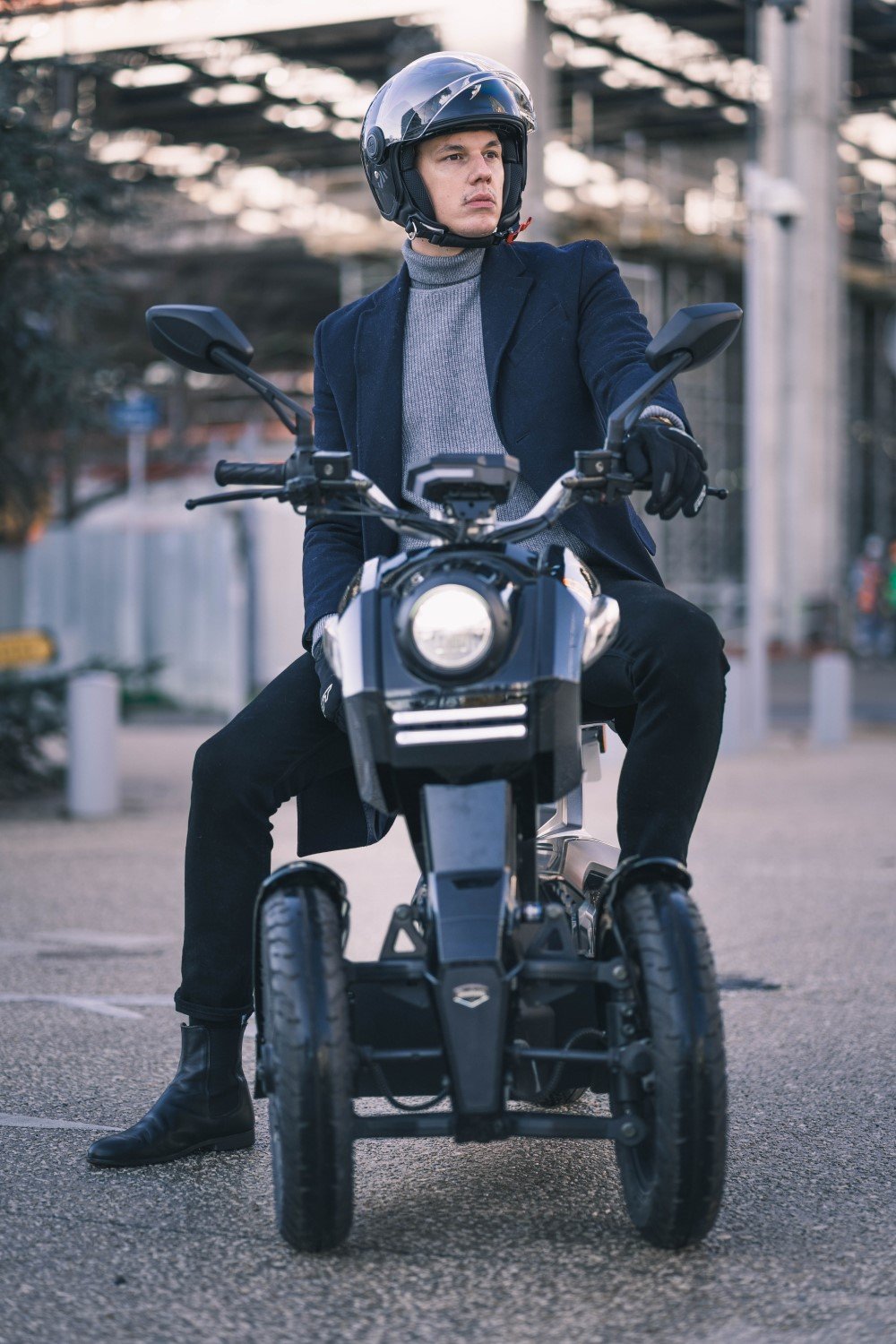 scooter_electrique_3_roues_doohan_itank_50_noir_france_pas_cher_lifestyle_1024x.jpg